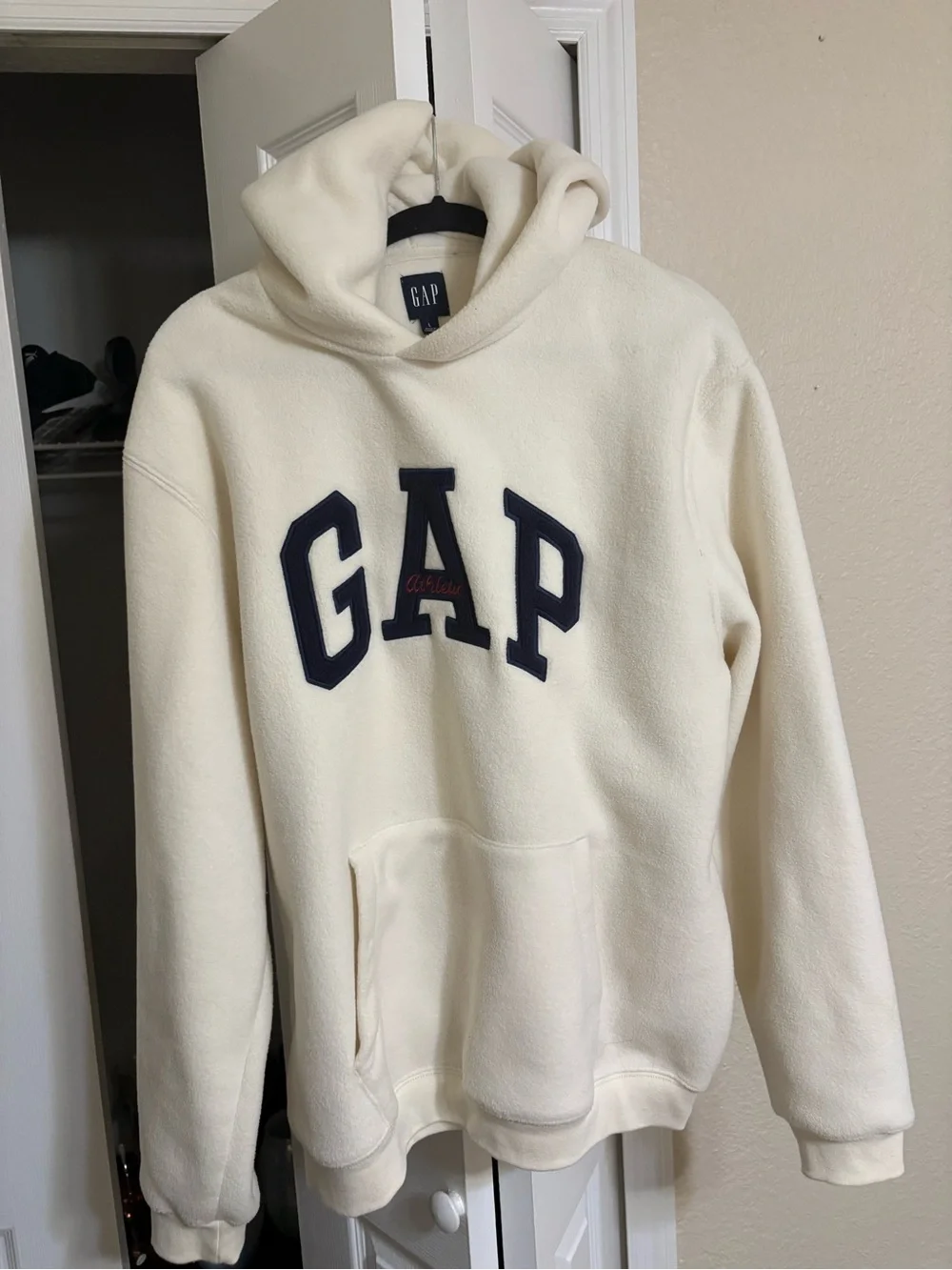 GAP Cream Crewneck Sweatshirt with Navy Appliqué